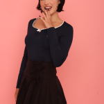 Pessoa usando Saia Lumi preta plissada com detalhes em renda branca na barra e laços decorativos, combinada com blusa azul marinho de manga longa, meia-calça preta e sapatos pretos de bico fino, em frente a fundo rosa. 🏷️ Tags separadas por vírgula Saia Lumi, moda feminina, saia plissada preta, detalhes em renda, laços decorativos, blusa azul marinho, meia-calça preta, sapatos pretos, look elegante, fundo rosa 📂 Categorias sugeridas - Moda Feminina - Saias & Conjuntos - Blusas & Tops - Estilo Fashion - Moda Jovem - Looks Casuais Elegantes - Outfits para Editorial/Fotografia Assim você mantém consistência entre todos os produtos já organizados (Blusa Nari, Camisa Kira, Saia Yumi, Conjunto Hani) e agora também a Saia Lumi, criando um catálogo bem estruturado e otimizado para SEO e redes sociais. Quer que eu prepare uma lista única de hashtags otimizadas reunindo todas essas peças para facilitar o uso direto em Instagram/TikTok?