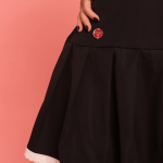 Pessoa usando Saia Lumi preta plissada com detalhes em renda branca na barra e laços decorativos, combinada com blusa azul marinho de manga longa, meia-calça preta e sapatos pretos de bico fino, em frente a fundo rosa. 🏷️ Tags separadas por vírgula Saia Lumi, moda feminina, saia plissada preta, detalhes em renda, laços decorativos, blusa azul marinho, meia-calça preta, sapatos pretos, look elegante, fundo rosa 📂 Categorias sugeridas - Moda Feminina - Saias & Conjuntos - Blusas & Tops - Estilo Fashion - Moda Jovem - Looks Casuais Elegantes - Outfits para Editorial/Fotografia Assim você mantém consistência entre todos os produtos já organizados (Blusa Nari, Camisa Kira, Saia Yumi, Conjunto Hani) e agora também a Saia Lumi, criando um catálogo bem estruturado e otimizado para SEO e redes sociais. Quer que eu prepare uma lista única de hashtags otimizadas reunindo todas essas peças para facilitar o uso direto em Instagram/TikTok?