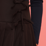 Pessoa usando Saia Lumi preta plissada com detalhes em renda branca na barra e laços decorativos, combinada com blusa azul marinho de manga longa, meia-calça preta e sapatos pretos de bico fino, em frente a fundo rosa. 🏷️ Tags separadas por vírgula Saia Lumi, moda feminina, saia plissada preta, detalhes em renda, laços decorativos, blusa azul marinho, meia-calça preta, sapatos pretos, look elegante, fundo rosa 📂 Categorias sugeridas - Moda Feminina - Saias & Conjuntos - Blusas & Tops - Estilo Fashion - Moda Jovem - Looks Casuais Elegantes - Outfits para Editorial/Fotografia Assim você mantém consistência entre todos os produtos já organizados (Blusa Nari, Camisa Kira, Saia Yumi, Conjunto Hani) e agora também a Saia Lumi, criando um catálogo bem estruturado e otimizado para SEO e redes sociais. Quer que eu prepare uma lista única de hashtags otimizadas reunindo todas essas peças para facilitar o uso direto em Instagram/TikTok?