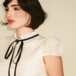 Blusa branca com laço preto estilo clássico Soiko