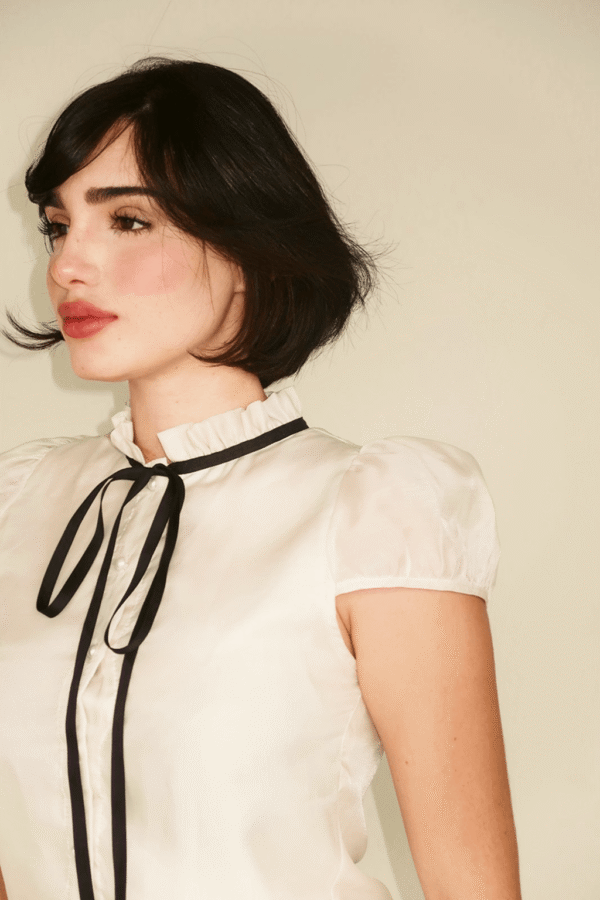 Blusa branca com laço preto estilo clássico Soiko