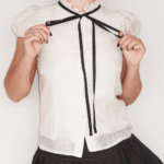 Blusa branca com gola franzida e detalhe em laço preto Soiko