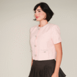 Jaqueta rosa com bolsos e saia preta curta Soiko