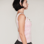 Blusa rosa e branca sem mangas com saia plissada e tiara Soiko