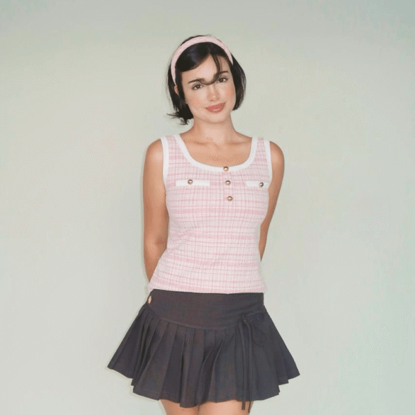 Top rosa e branco sem mangas em perfil com saia escura Soiko