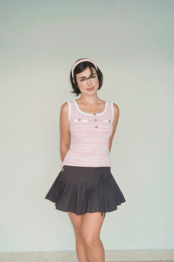 Top rosa e branco sem mangas em perfil com saia escura Soiko