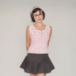 Top rosa e branco sem mangas com saia plissada escura Soiko