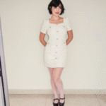 Vestido curto creme com botões e meia-calça rosa Soiko