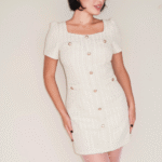 Vestido creme com decote quadrado e meia-calça rosa Soiko