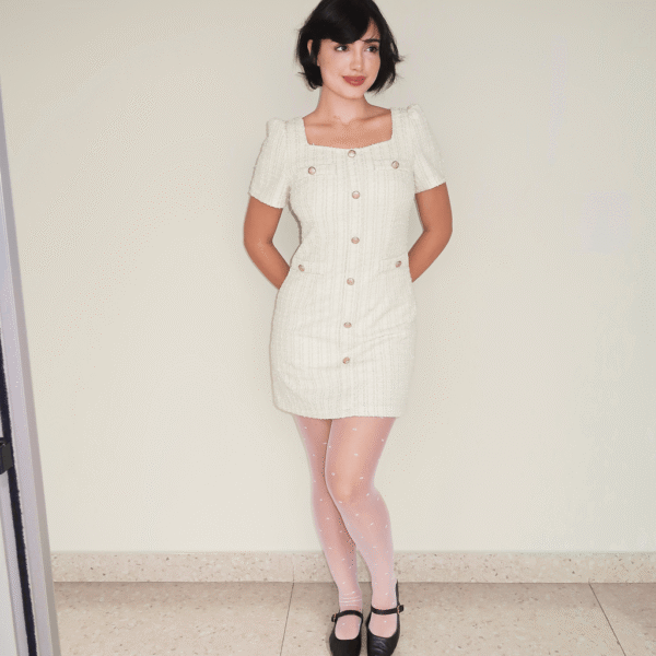 Vestido branco curto com botões e meia-calça branca Soiko