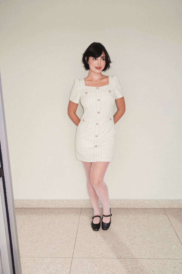 Vestido branco curto com botões e meia-calça branca Soiko