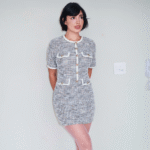 Vestido tweed cinza e branco com botões dourados Soiko