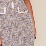 Vestido tweed estruturado com bolsos e botões dourados Soiko