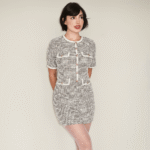 Vestido tweed com detalhes brancos e meia-calça rosa Soiko