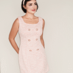 Vestido rosa sem mangas com estampa xadrez e tiara Soiko